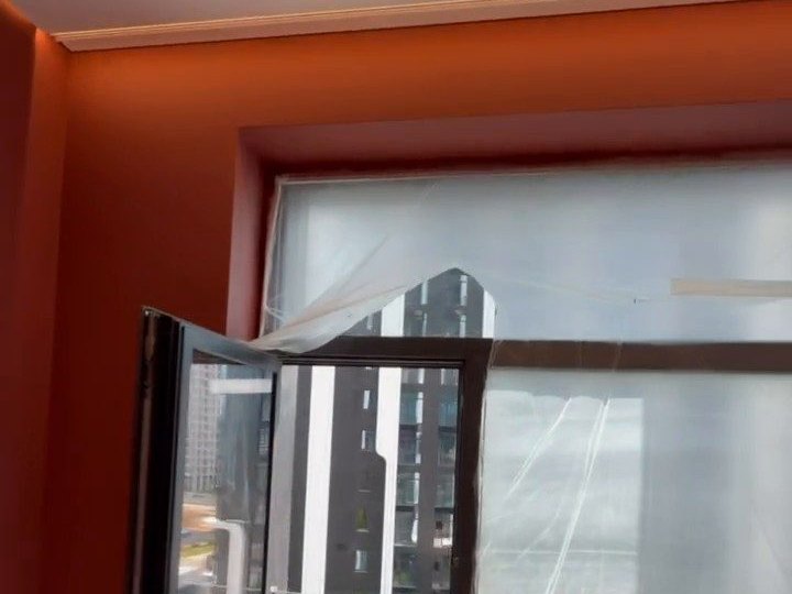Комната в ЖК Остров 70 м²: терракотовая стена, панорамное окно, подсветка под потолком